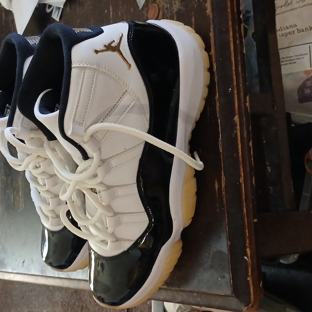 Jordan 11 gratitude size 10 mens